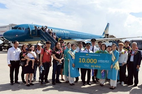 Passengers posing with the crew of the celebrated flight. (Photo: Vietnam Airlines)